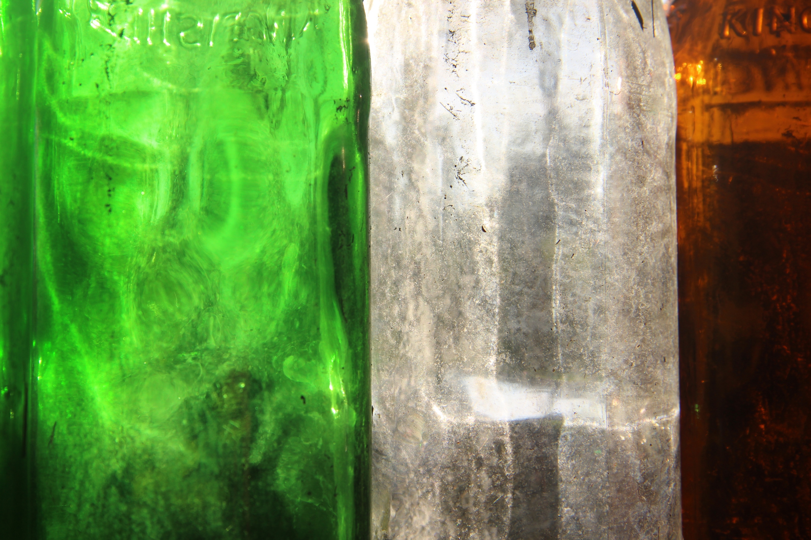 Foto: Bunte Glasflaschen: Grün, Weiß, Rot